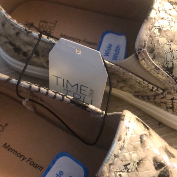 Time and true women’s memory foam shoes snake skin - Picture 2 of 7